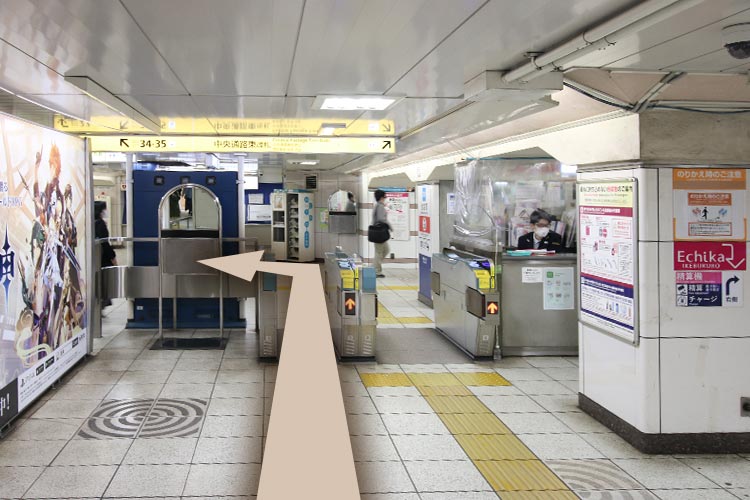 ①J東京メトロ丸の内線池袋駅中央通路東改札を左側に進む。