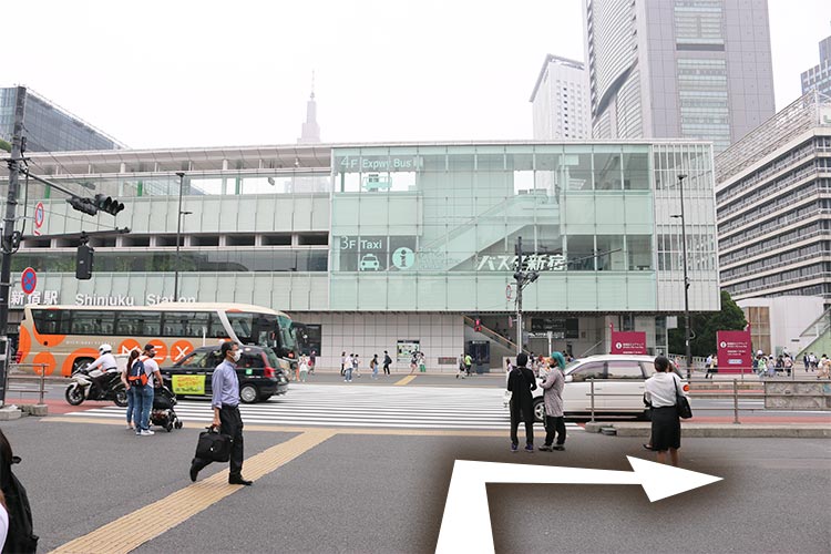 ①JR新宿駅南口改札を出て、向かい側にバスタ新宿を見ながら右手に進む。